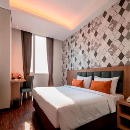 Hotel 88 Itc Fatmawati Jakarta By Wh Екстериор снимка