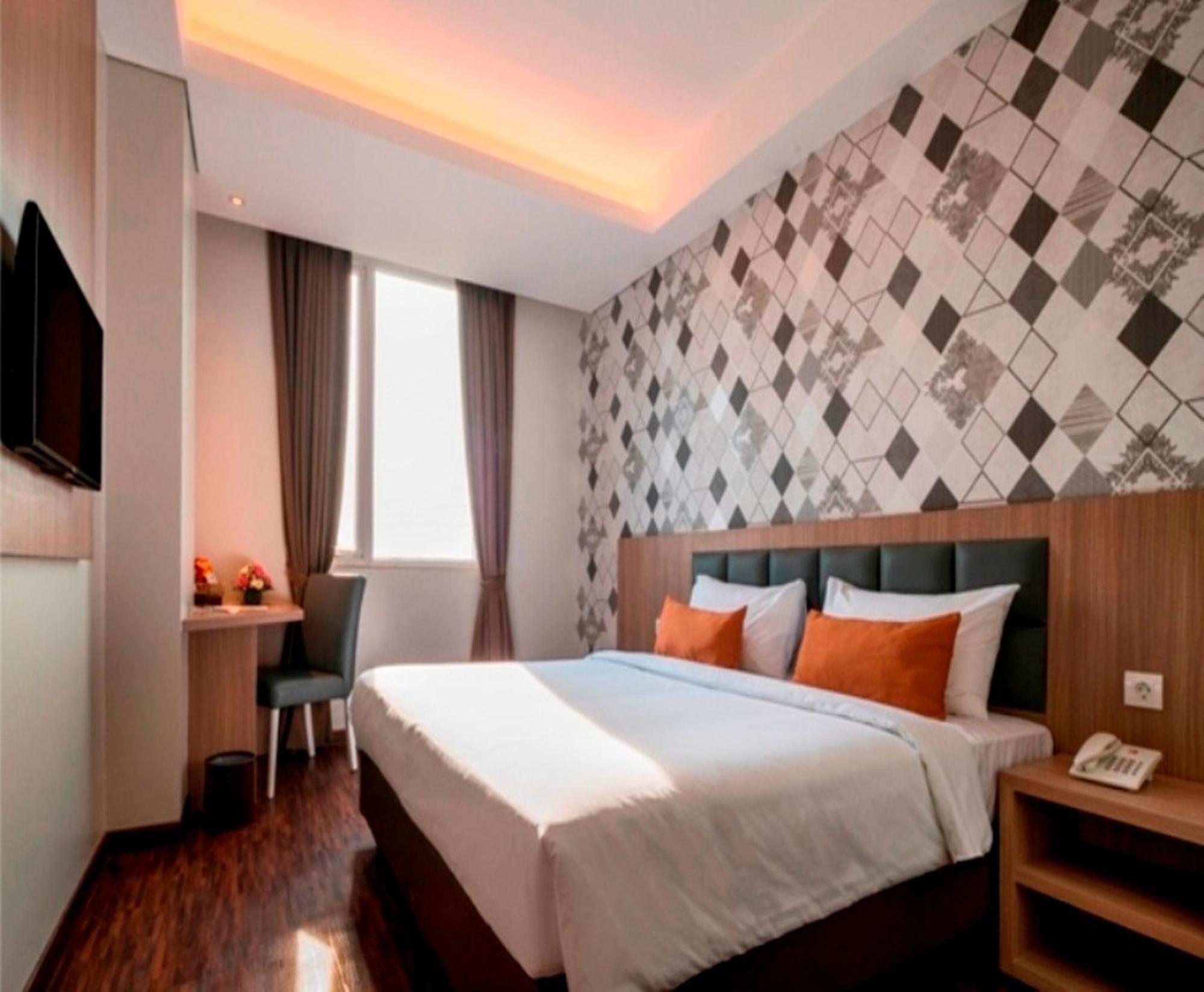 Hotel 88 Itc Fatmawati Jakarta By Wh Екстериор снимка