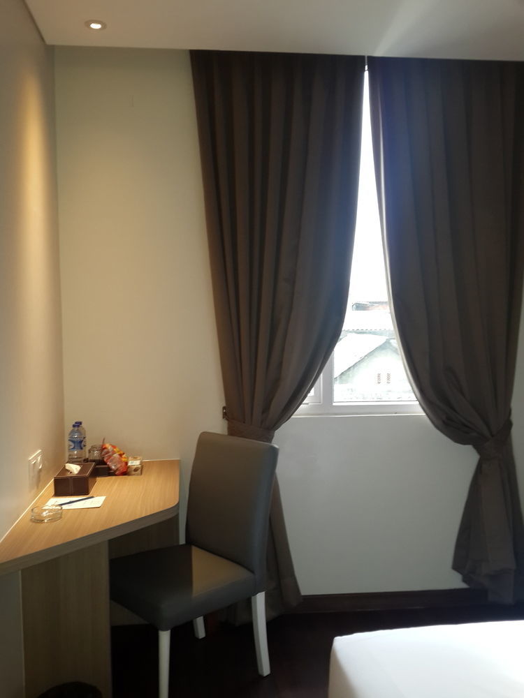 Hotel 88 Itc Fatmawati Jakarta By Wh Екстериор снимка