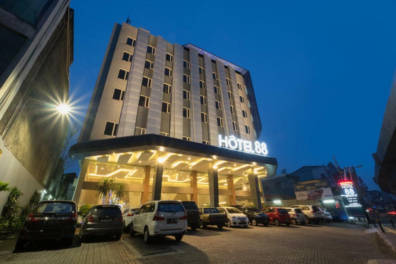 Hotel 88 Itc Fatmawati Jakarta By Wh Екстериор снимка
