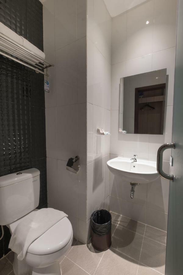 Hotel 88 Itc Fatmawati Jakarta By Wh Екстериор снимка